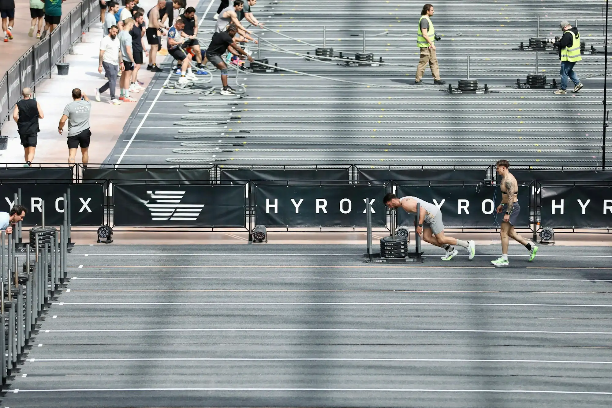 Atleti che gareggiano in un evento HYROX